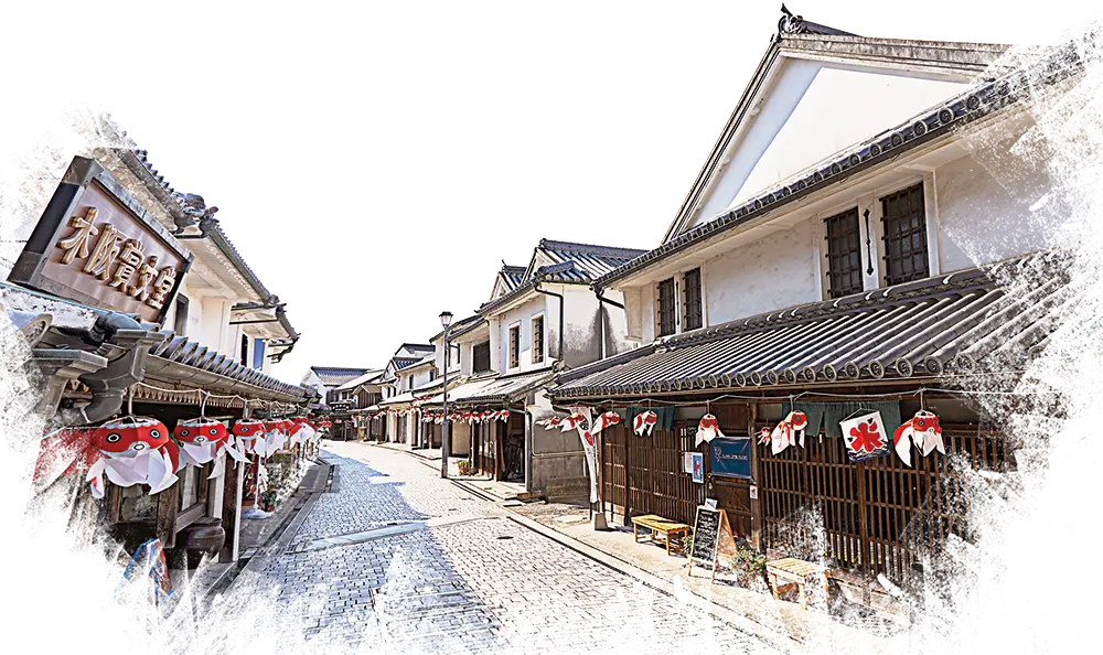 金魚ちょうちんと白壁の町並み